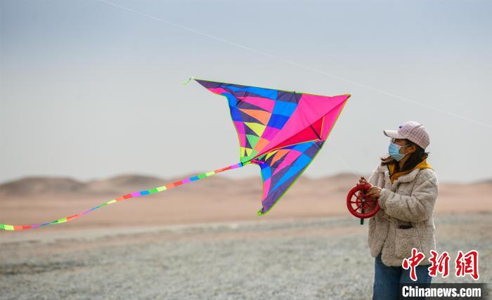 圖為市民正在陽關景區(qū)放風箏。　王斌銀 攝