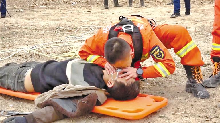 天水：消防員人工呼吸救回中毒農(nóng)民工 我們?yōu)槟泓c(diǎn)贊！