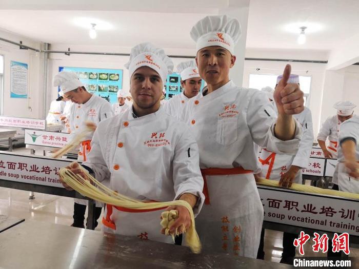 圖為外國留學生學習牛肉面的制作。(資料圖) 史靜靜 攝