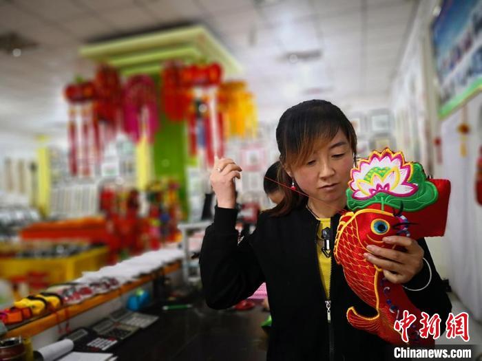 圖為“非遺”產(chǎn)品展示。(資料圖) 魏建軍 攝