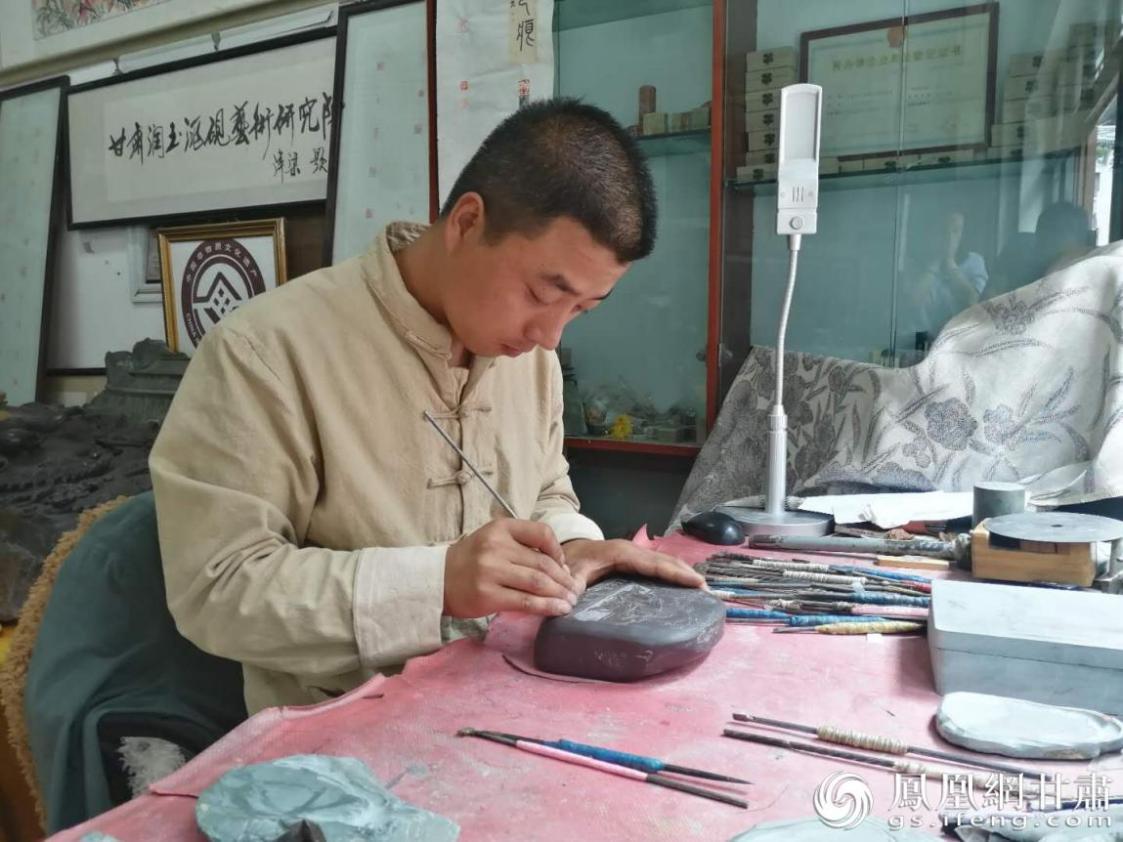 洮硯制作技藝第六代傳人、國家藝術(shù)基金資助青年藝術(shù)家、正高級洮硯雕刻藝術(shù)師李江平十年如一日專注于洮硯制作 圖源自網(wǎng)絡(luò)