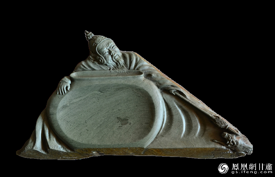 《醉臥沙場君莫笑》硯使王翰《涼州詞》中“醉臥沙場君莫笑，古來征戰(zhàn)幾人回？”的意境躍然硯臺之上。資料圖