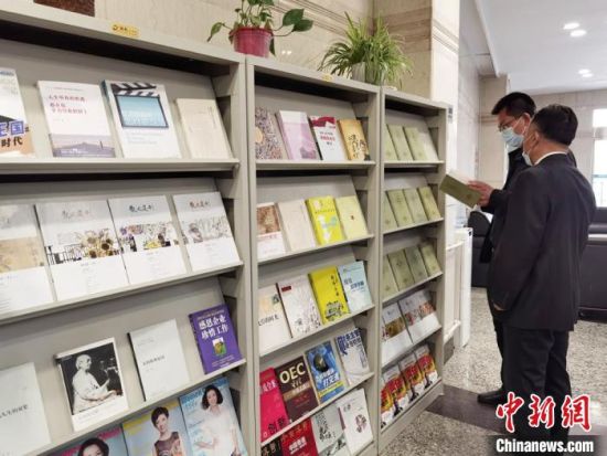 圖為國網(wǎng)甘肅電力黨校的職工書架?！⌒煅?攝