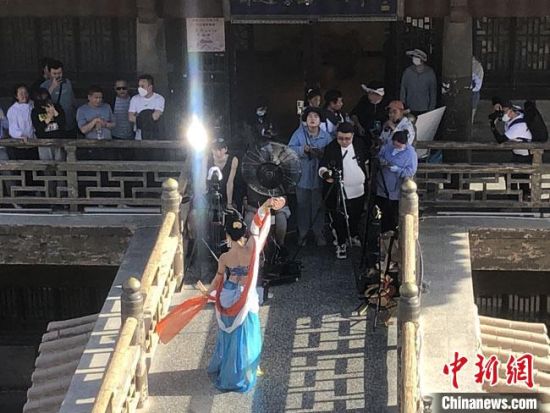 圖為5月以來(lái)，“奧大粒”直播現(xiàn)場(chǎng)引游客圍觀?！《鼗褪形麄鞑抗﹫D