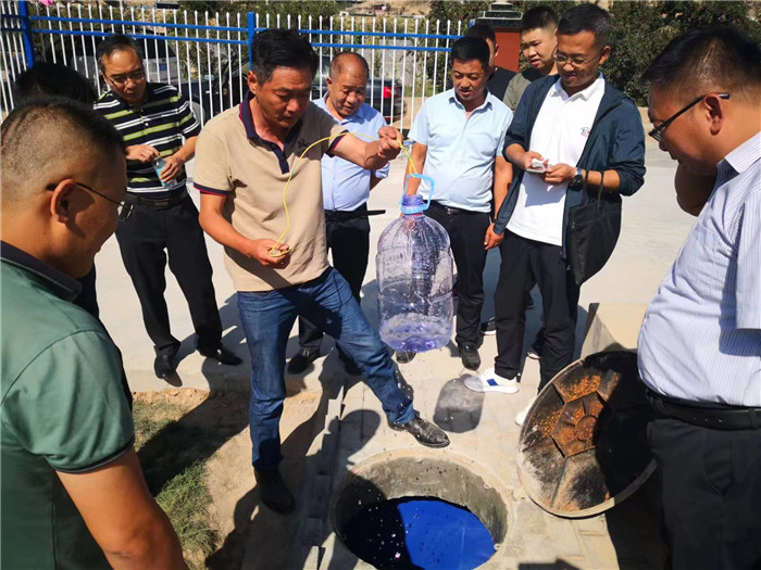 城關(guān)區(qū)作風(fēng)建設(shè)督察組赴青白石污水處理站，檢查污水采樣情況。.jpg