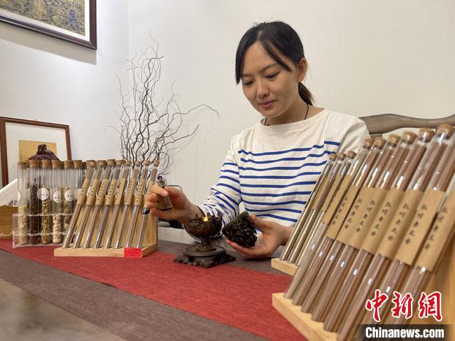 圖為魯雯展示燃香禮儀。　高瑩 攝