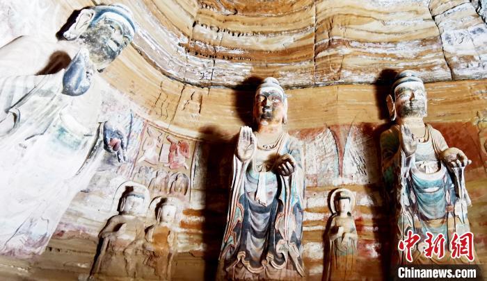 北石窟寺窟內(nèi)造像因受水顯得斑駁?！“瑧c龍 攝