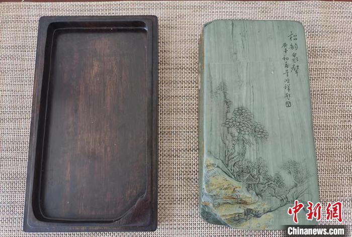 圖為甘肅甘南州洮硯藝人為提升洮硯文化內(nèi)涵，制作“一盒一拓”成品展示。(資料圖) 張婧 攝