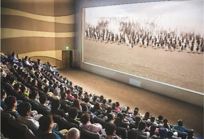 游客在莫高窟數(shù)字展示中心觀看主題電影《千年莫高》。