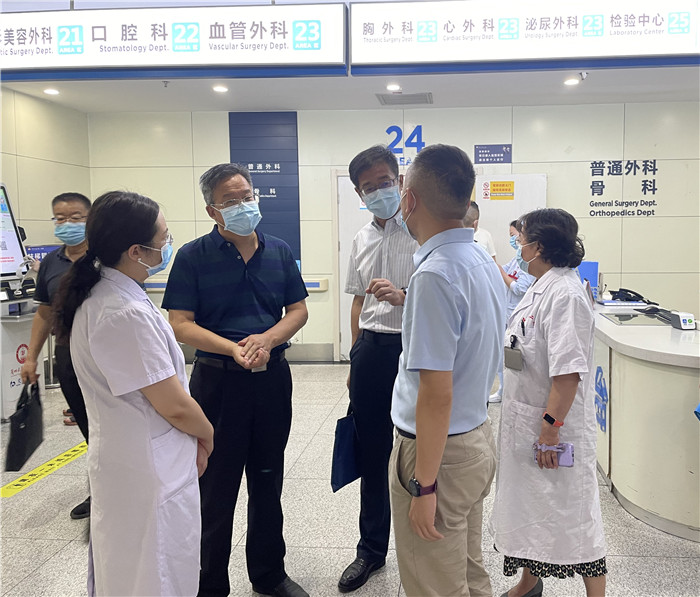 7月12日，甘肅省紀(jì)委監(jiān)委派駐省衛(wèi)健委紀(jì)檢監(jiān)察組紀(jì)檢監(jiān)察干部在蘭大二院門診開展疫情防控監(jiān)督檢查。魏雪 攝.jpg