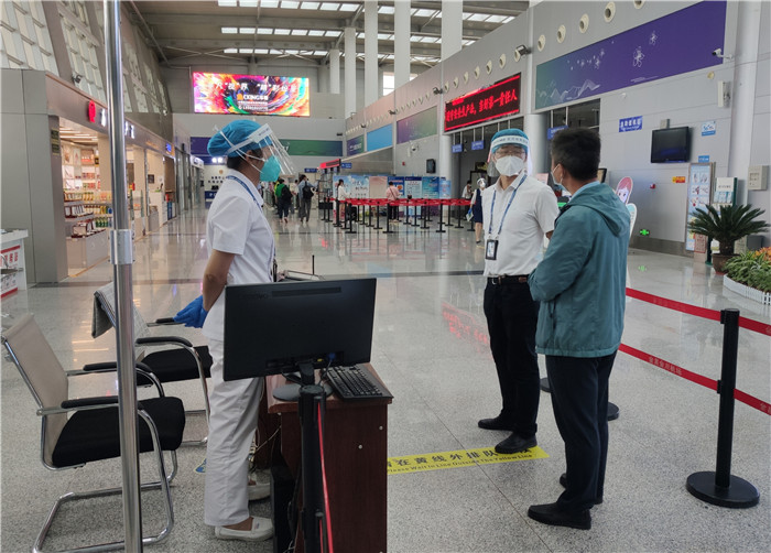 7月15日，金昌市金川區(qū)紀(jì)委監(jiān)委駐區(qū)委政法委紀(jì)檢監(jiān)察組在金昌機場監(jiān)督檢查疫情防控措施落實情況。王曉梅攝.jpg