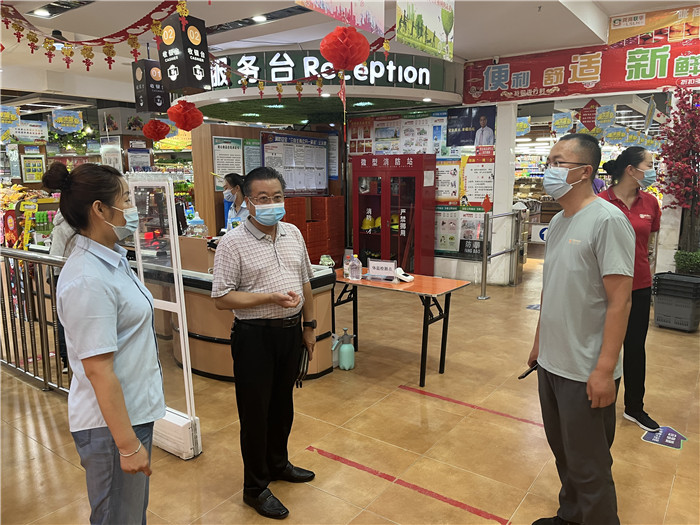 7月15日，酒泉市玉門市疫情防控督查組在隴商聯(lián)華超市監(jiān)督檢查疫情防控措施落實情況。 .jpg