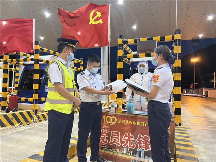 7月16日，甘肅省公航旅渭武高速運營公司紀(jì)檢監(jiān)察干部深入宕昌西收費站督查疫情防控措施落實情況。陳強 攝.jpg