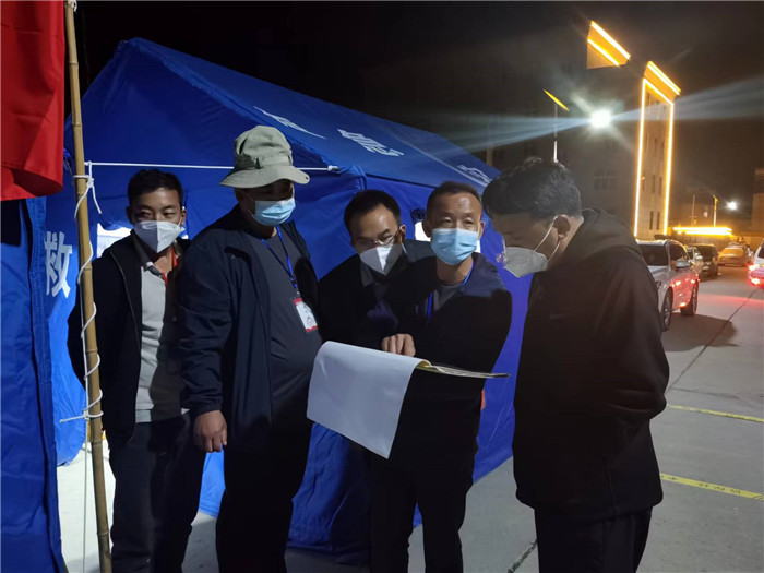 7月19日，甘南州瑪曲縣紀(jì)委監(jiān)委督查組在德吉小區(qū)卡點督導(dǎo)疫情防控工作。仲海濤 攝.jpg