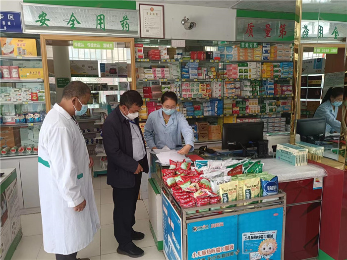 甘南州合作市紀(jì)委監(jiān)委第一督查組在合作市世紀(jì)大藥房進行督查檢查。.jpg