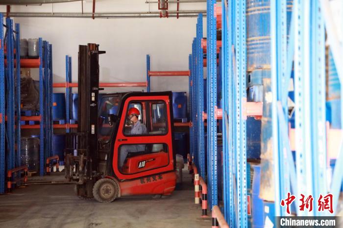 圖為甘肅省危險(xiǎn)廢物處置中心危險(xiǎn)廢物儲(chǔ)存庫。　魏建軍 攝