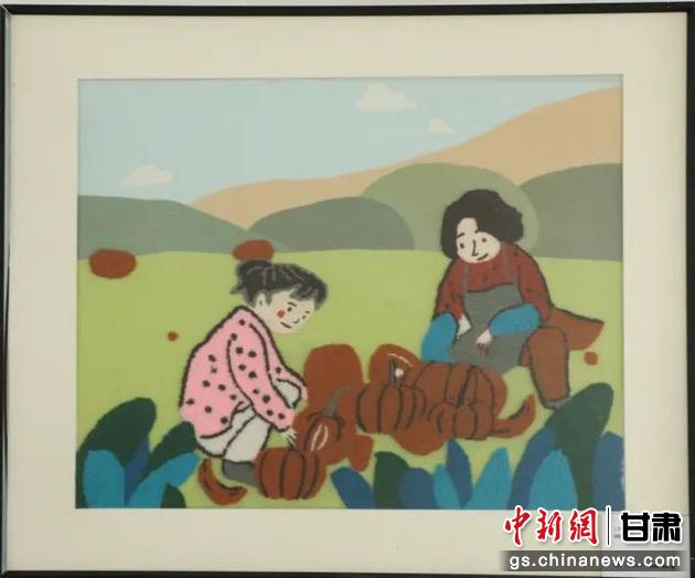 嘉峪關(guān)市新城鎮(zhèn)新城村農(nóng)業(yè)產(chǎn)業(yè)園區(qū)內(nèi)，母女兩人在摘南瓜。刺繡 馬艾米乃 繡稿 敬紅霞