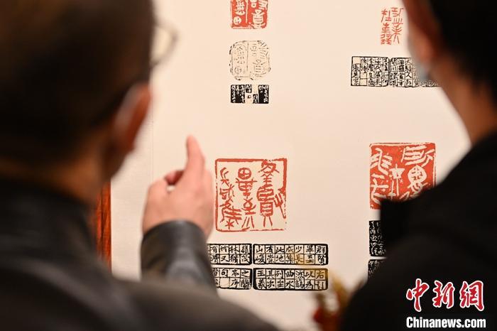 圖為甘肅蘭州，參展作品吸引參觀者。 中新社記者 李亞龍 攝