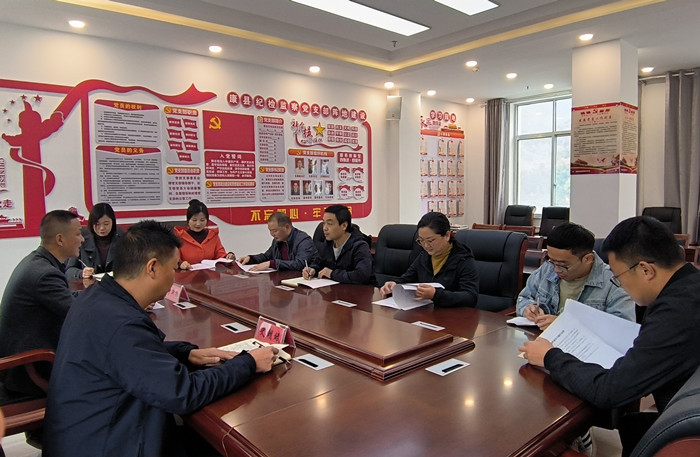 10月19日，康縣紀(jì)委監(jiān)委組織部分班子成員，辦公室、信訪室、案管室、審理室、紀(jì)檢監(jiān)察室等相關(guān)工作人員開展黨的二十大報告專題討論。.jpg