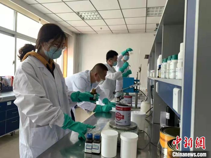 圖為肖菲(前一)帶領(lǐng)團(tuán)隊研發(fā)水性涂料。(資料圖) 受訪者供圖