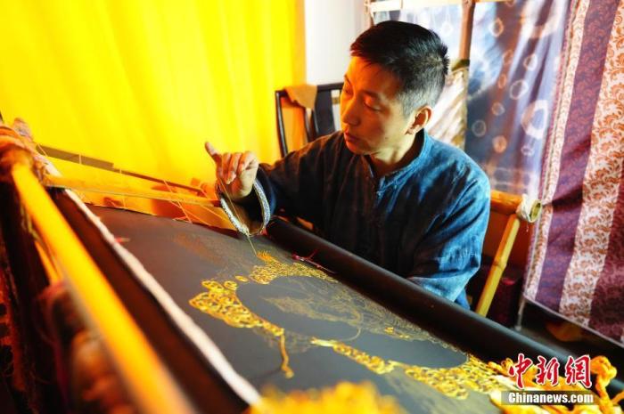 系統(tǒng)性挖掘整理古代敦煌刺繡，是甘肅天水市級非遺代表性項目武山刺繡代表性傳承人劉云帆這兩年最緊要的工作之一。圖為劉云帆在創(chuàng)作富含敦煌刺繡元素的作品。 中新社發(fā) 謝秉錫 攝 