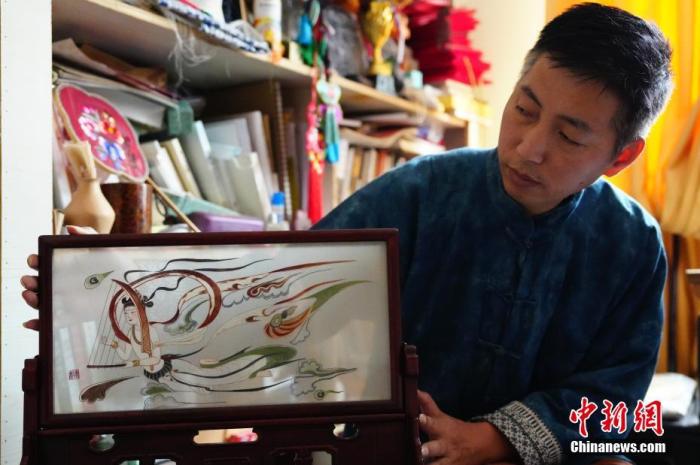 圖為劉云帆展示敦煌元素的刺繡作品。 中新社發(fā) 謝秉錫 攝
