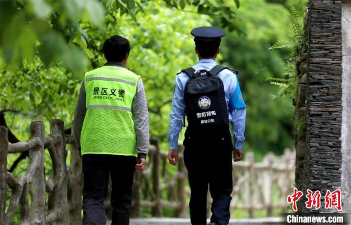 圖為民警背警務(wù)小包在轄區(qū)景區(qū)開展工作。(資料圖) 甘肅省公安廳供圖