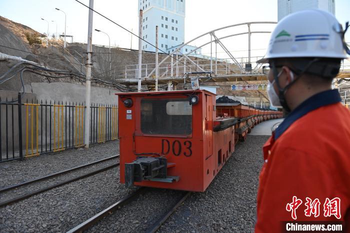 圖為工作人員正在觀察車輛運(yùn)行情況?!±顏嘄?攝 圖為工作人員正在觀察車輛運(yùn)行情況?!±顏嘄?攝