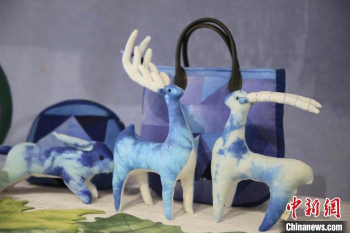 圖為許靜的非遺文創(chuàng)作品。(資料圖) 甘肅省非遺保護(hù)中心供圖