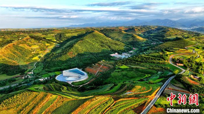 航拍視角下的樺林古動(dòng)物化石埋藏原址館。該館位于臨夏州和政縣。(資料圖) 和政宣傳部供圖