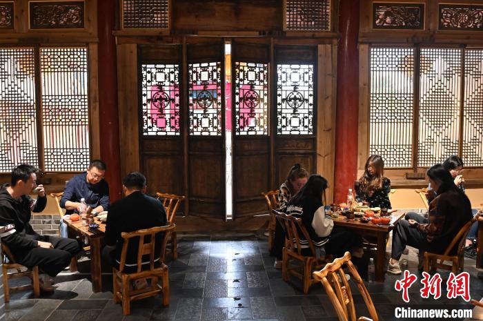 圖為甘肅天水市秦州區(qū)平南鎮(zhèn)蘇灣村民俗莊園內(nèi)的“圍爐煮茶”網(wǎng)紅打卡點。(資料圖) 李亞龍 攝