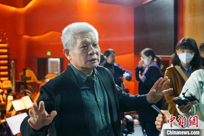 該劇導(dǎo)演蔣力向媒體介紹相關(guān)情況?！《∷?攝