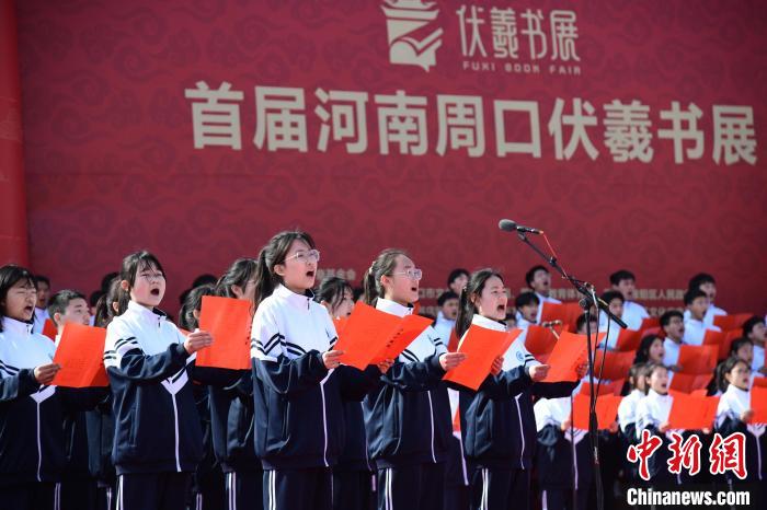 圖為學生們在開幕式上誦讀經典?！×赫赵?攝