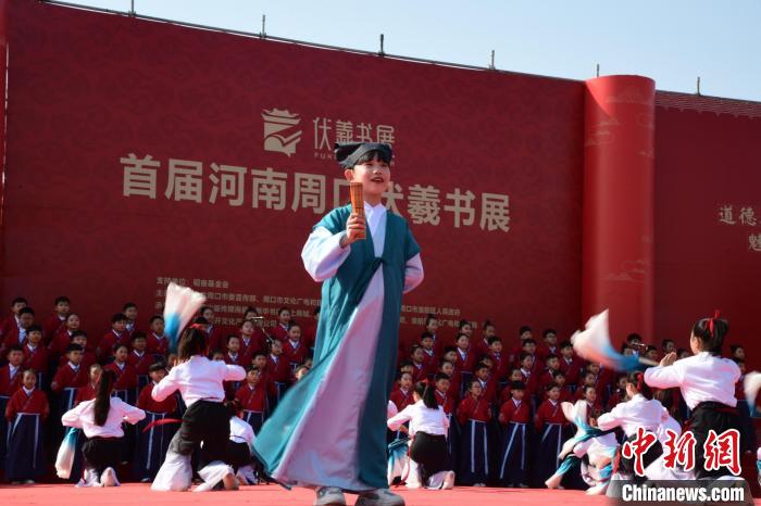 圖為學生們在開幕式上誦讀經典?！×赫赵?攝