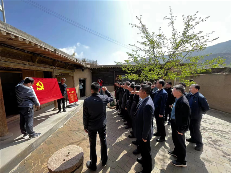 圖為臨夏州紀(jì)委監(jiān)委組織黨員干部在東鄉(xiāng)縣布塄溝黨史教育基地開展革命教育活動，賡續(xù)紅色血脈、汲取奮進力量、激發(fā)干事熱情。.png
