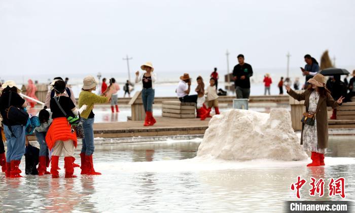 圖為游客在茶卡鹽湖拍照?！⊙Φ?攝