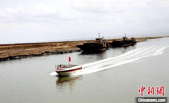 圖為茶卡鹽湖?！⊙Φ?攝