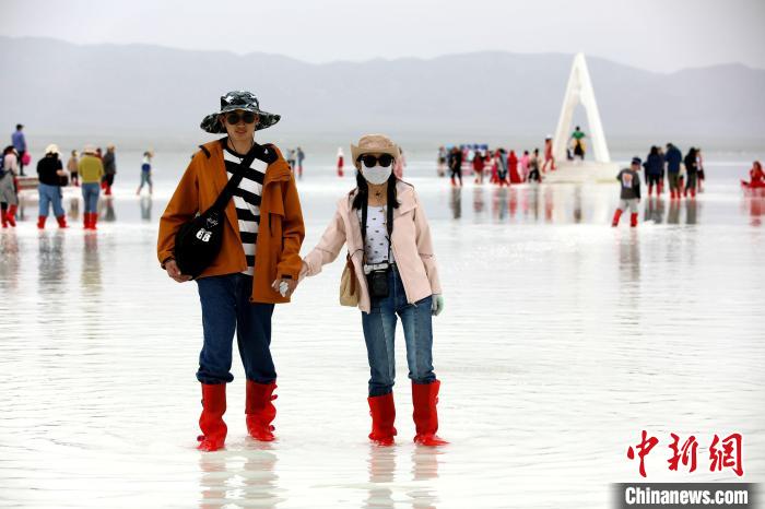 圖為游客在茶卡鹽湖之中?！⊙Φ?攝