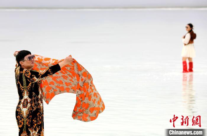 圖為游客在茶卡鹽湖拍照。　薛蒂 攝