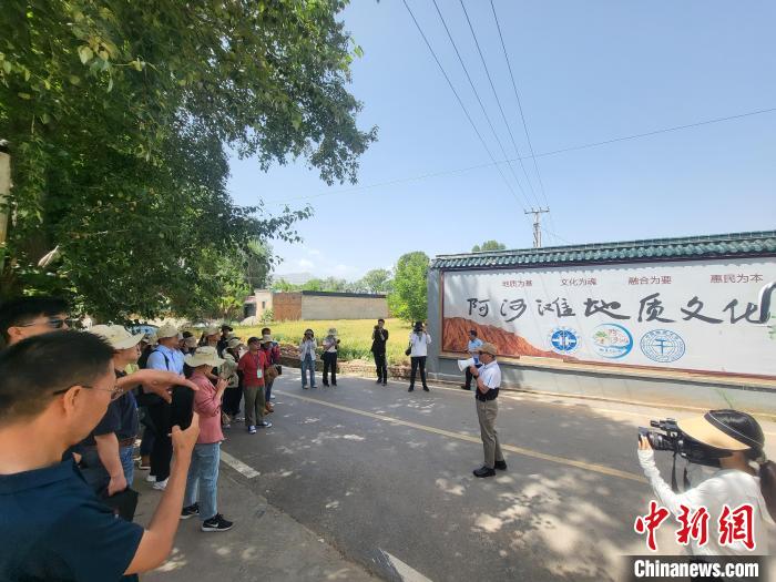 圖為中國(guó)地質(zhì)大學(xué)(北京)教授張緒教介紹村落情況?！『衍?攝