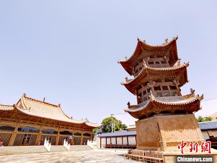 圖為阿河灘清真寺局部。　張?zhí)砀?攝