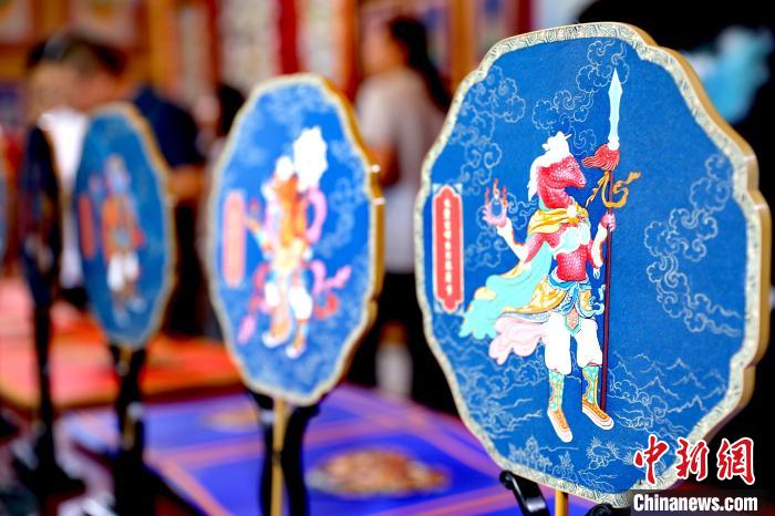 圖為唐卡延伸產(chǎn)品?！⊙Φ?攝