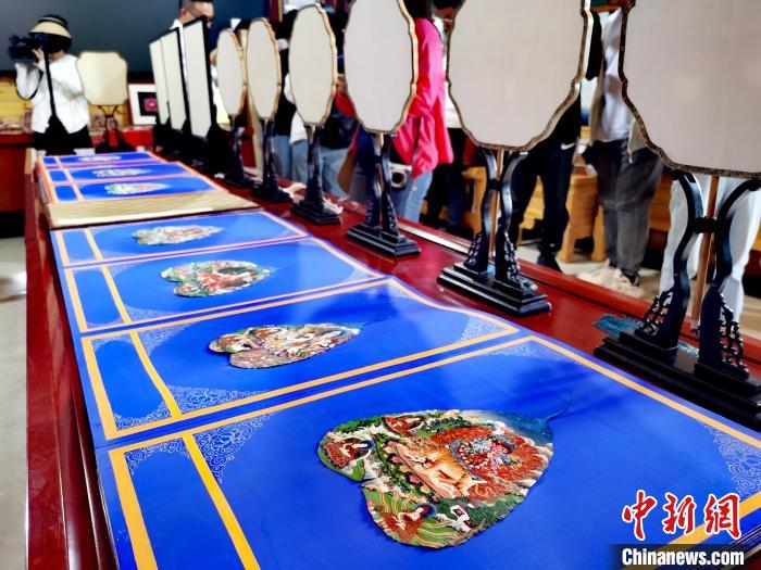 圖為唐卡延伸產(chǎn)品。　張?zhí)砀?攝