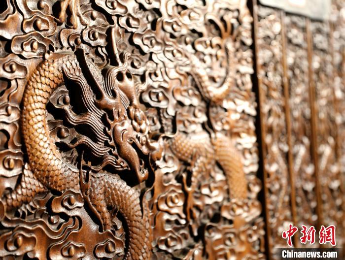 圖為青海永錄民俗博物館內(nèi)珍藏的中式家具細節(jié)展示?！⊙Φ?攝