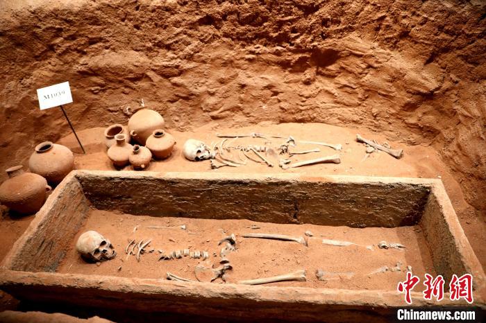 圖為河湟文化博物館復(fù)制展陳的墓葬及其彩陶陪葬品?！⊙Φ?攝