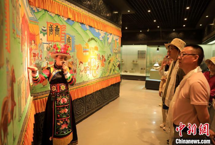 圖為媒體記者了解土族文化?！⊙Φ?攝