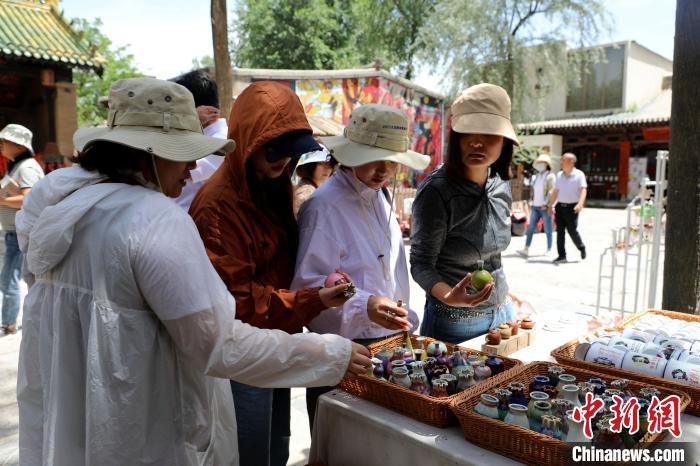 圖為民眾挑選手工藝產(chǎn)品。　薛蒂 攝