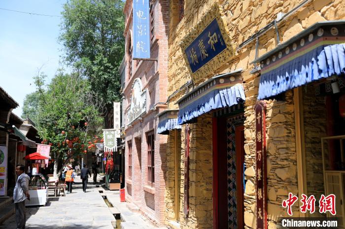 圖為平安驛·河湟民俗文化體驗(yàn)地的門店?！⊙Φ?攝