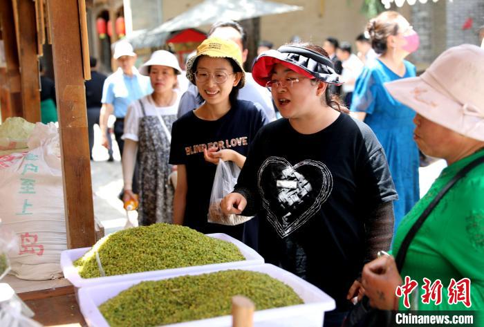 圖為民眾購(gòu)買青海特色小吃?！⊙Φ?攝