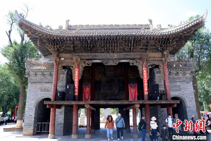圖為平安驛·河湟民俗文化體驗(yàn)地的戲樓?！⊙Φ?攝